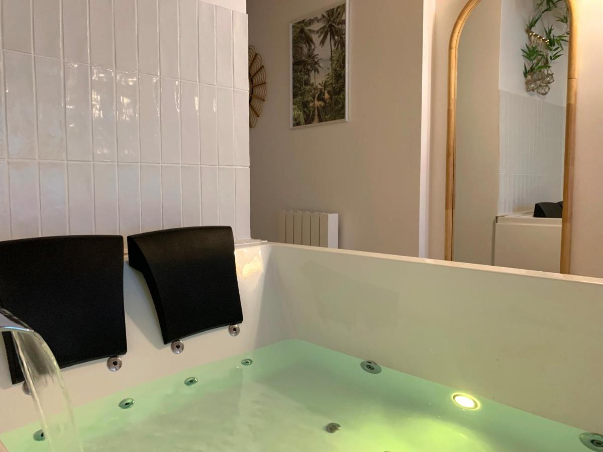 Bali Serenity Balneo Et Lit Rond Lagnieu Luaran gambar