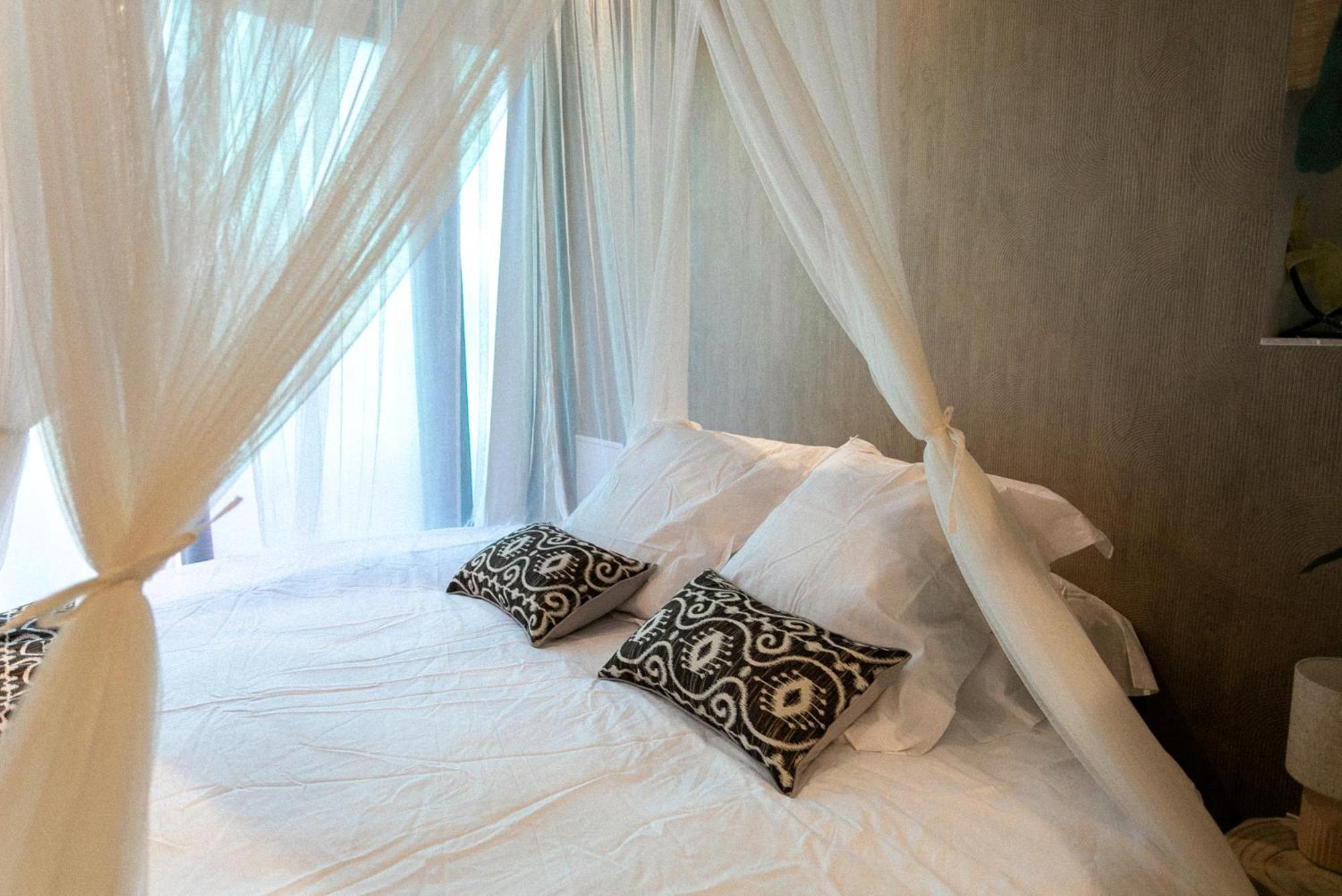 Bali Serenity Balneo Et Lit Rond Lagnieu Luaran gambar